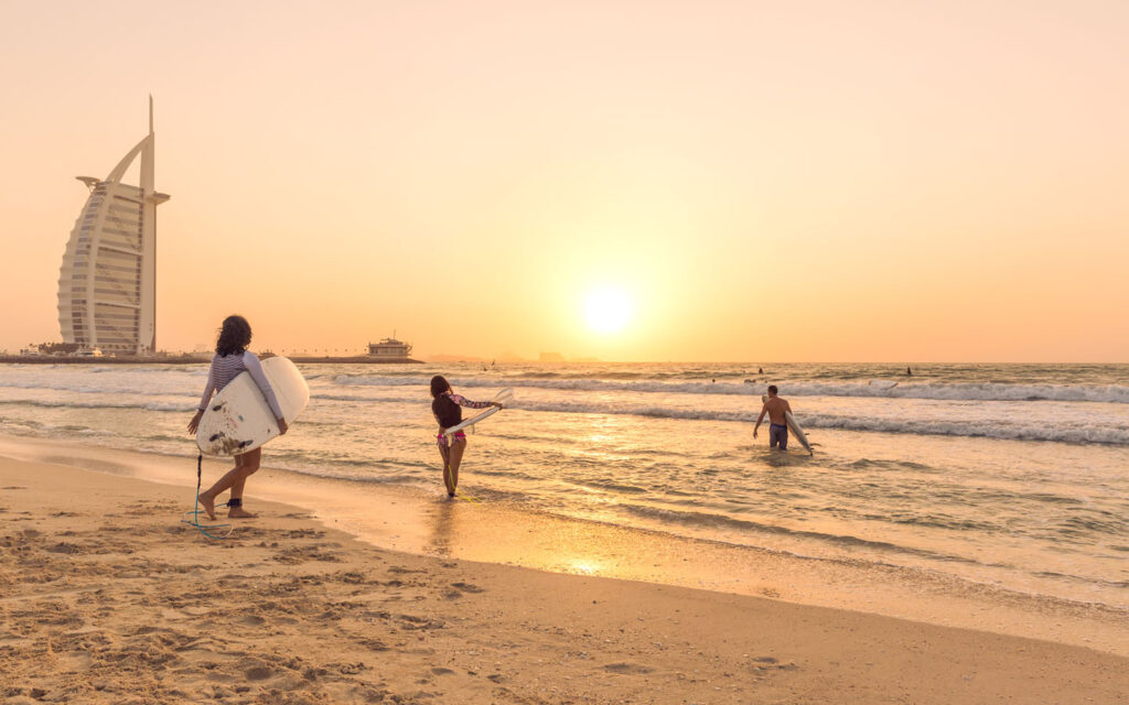 Surfers-at-Sunset-Beach-to-catch-a-wave