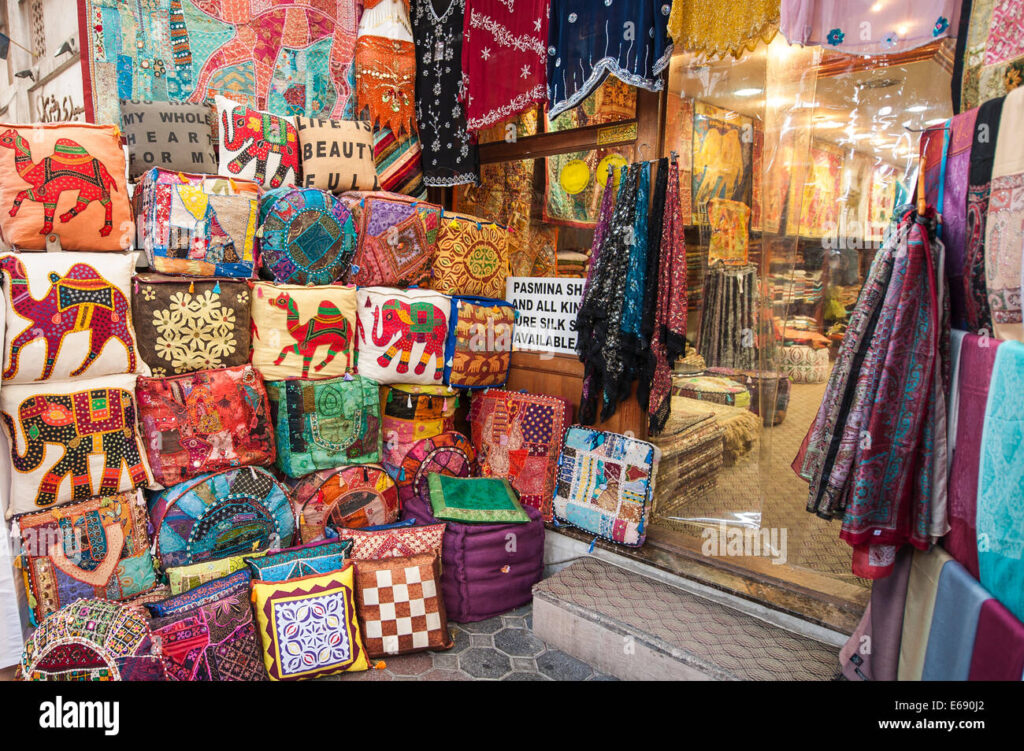 vetements-vetements-textiles-coussins-souk-aux-textiles-a-bur-dubai-dubai-emirats-arabes-unis-emirats-arabes-unis-e690j2